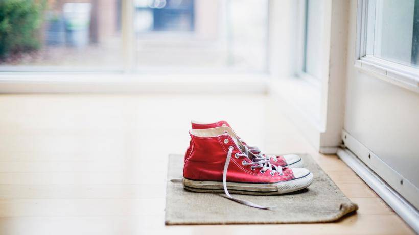 Ученые: Ношение грязной обуви дома сокращает риск астмы у детей