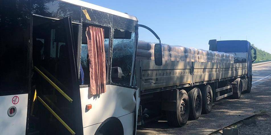 Семнадцать человек пострадали в ДТП с автобусом на Кубани