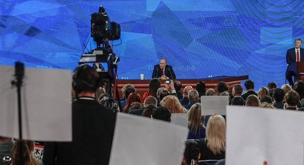 Политологи назвали самые ожидаемые темы прямой линии с Путиным
