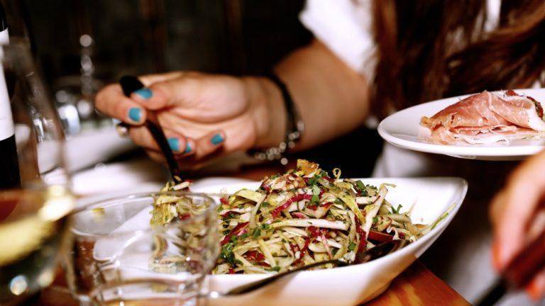 Ученые рассказали о негативном влиянии частых обедов в кафе и ресторанах на фертильность