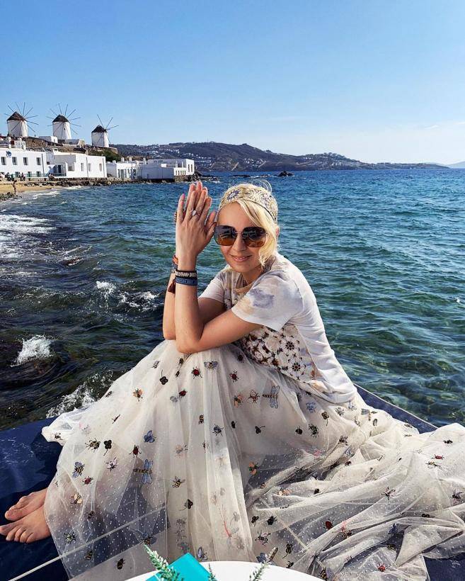 Яна Рудковская примерила платье-футболку во время отдыха в Греции