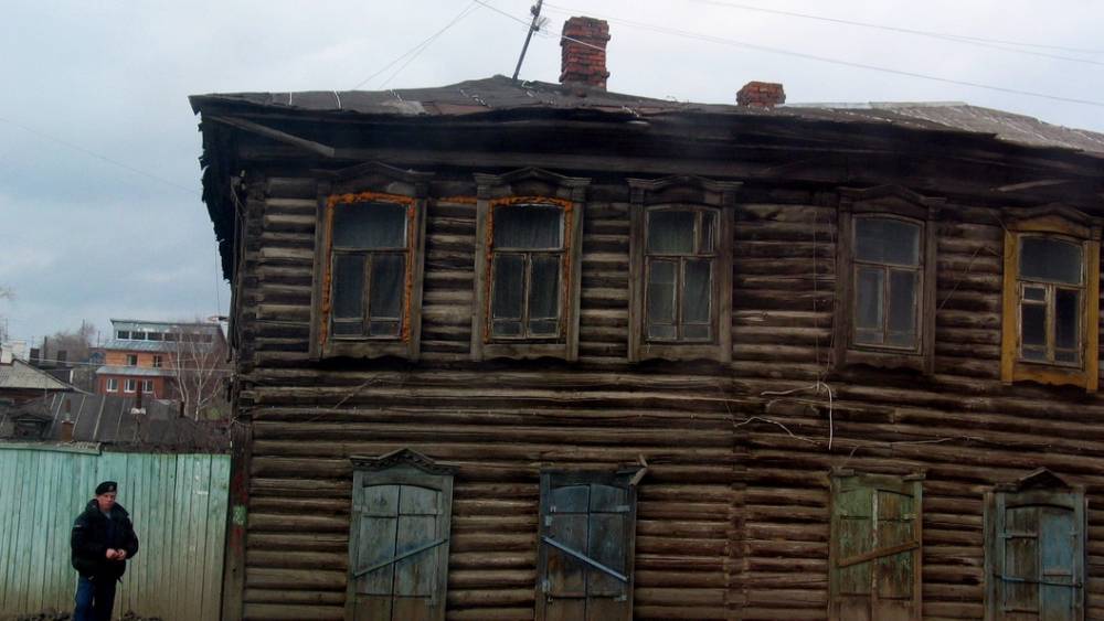 Жители Асбеста записали обращение к Путину: "10 лет живем в аварийных домах"