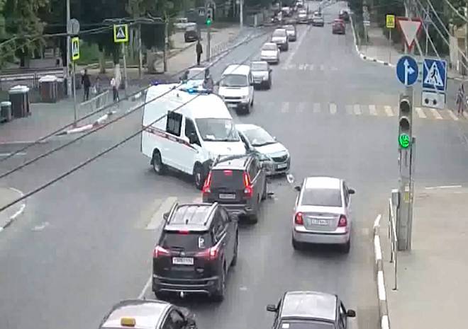 Опубликовано видео момента ДТП со «скорой» на улице Есенина
