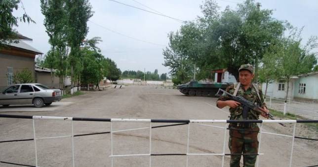 Конфликт на границе. Граждане Таджикистана перекрыли дорогу на границе с Кыргызстаном – ГПС КР
