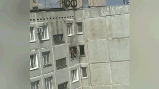 В Омске дети повисли на карнизе восьмого этажа, чтобы спастись от пожара — видео.