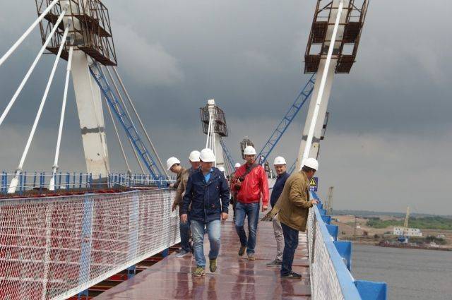 На российской стороне моста через Амур закончен монтаж вантовой системы