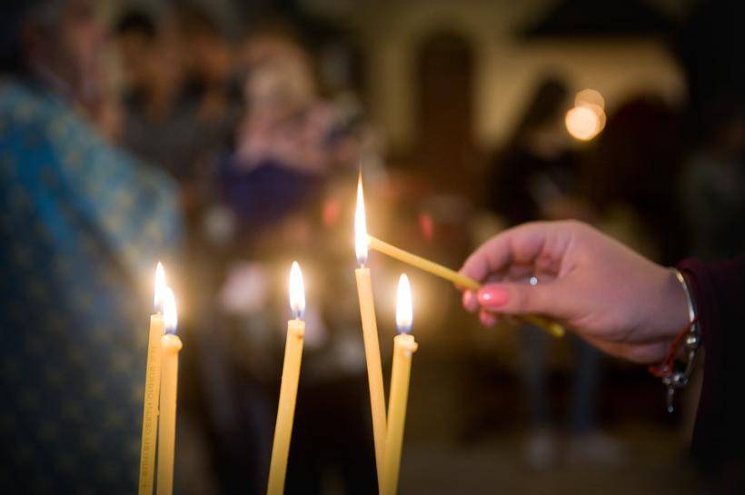 В РПЦ прокомментировали запрет приносить в храм свои свечи