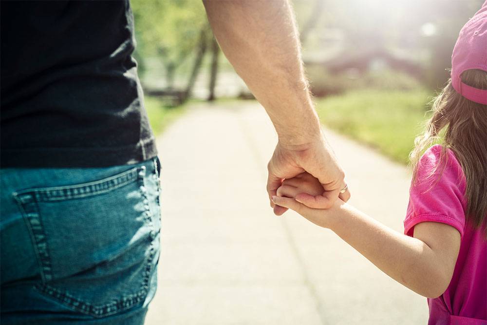 Верховный суд Австралии признал донора спермы законным отцом девочки и запретил родителям вывозить ее из страны