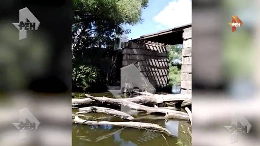 Появилось видео рухнувшего моста через реку в Подмосковье