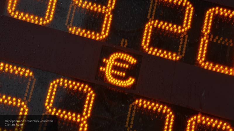 Курс евро в четверг снизился на 59 копеек