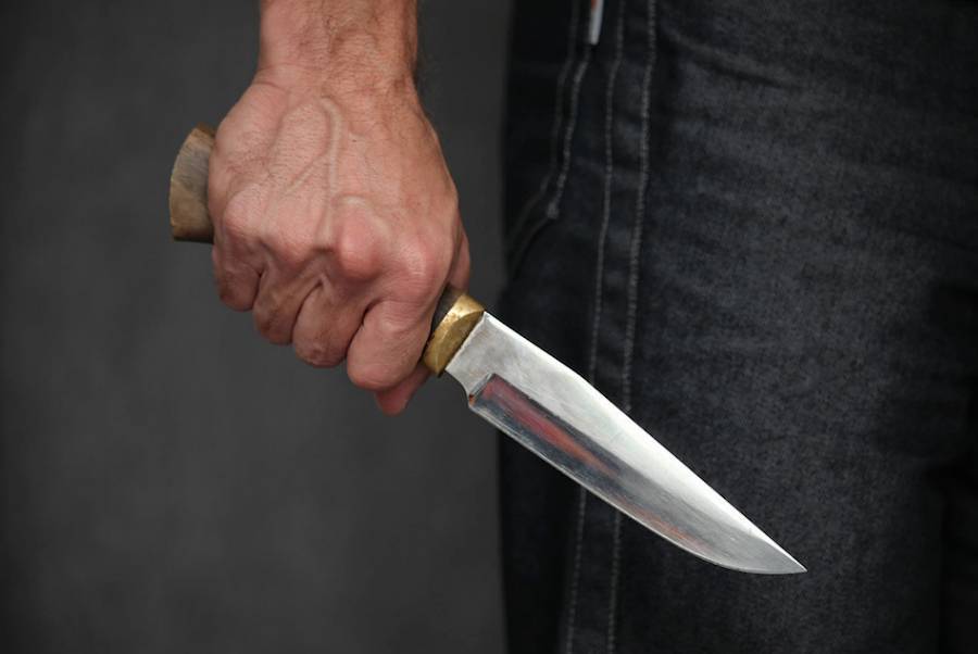 В Подмосковье мужчина напал на полицейского с ножом