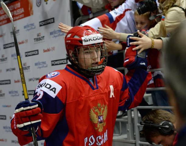 Хоккеист клуба НХЛ Иван Барбашев упал с пожарной машины