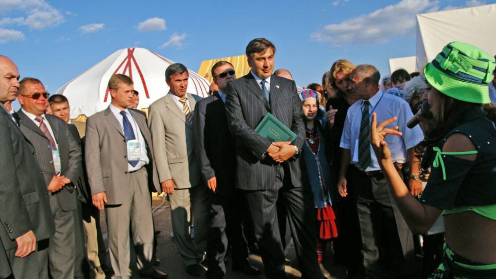 "Вызывает беспокойство": Прыгающий по фонтанам Саакашвили встревожил пользователей
