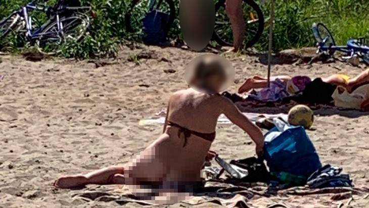 В Брянске девушка вышла на пляж загорать без купальника
