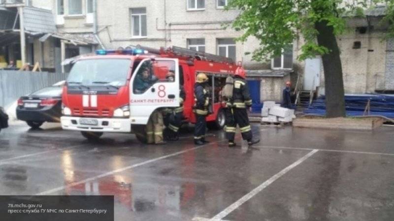 Пожар произошел на заводе в Петербурге, на месте работают пожарные