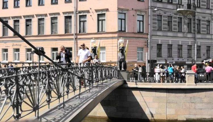 В Петербурге после реставрации открыли Банковский мост с грифонами