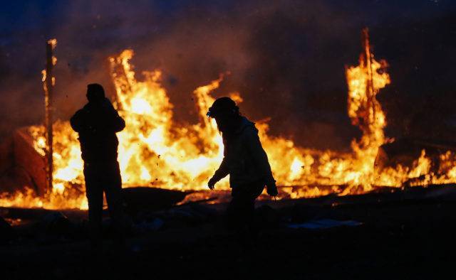 В России пожар на складах воинской части (видео)