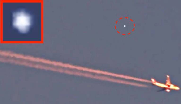 В Сети обсуждают видео, на котором огромный НЛО приблизился с пассажирскому самолету