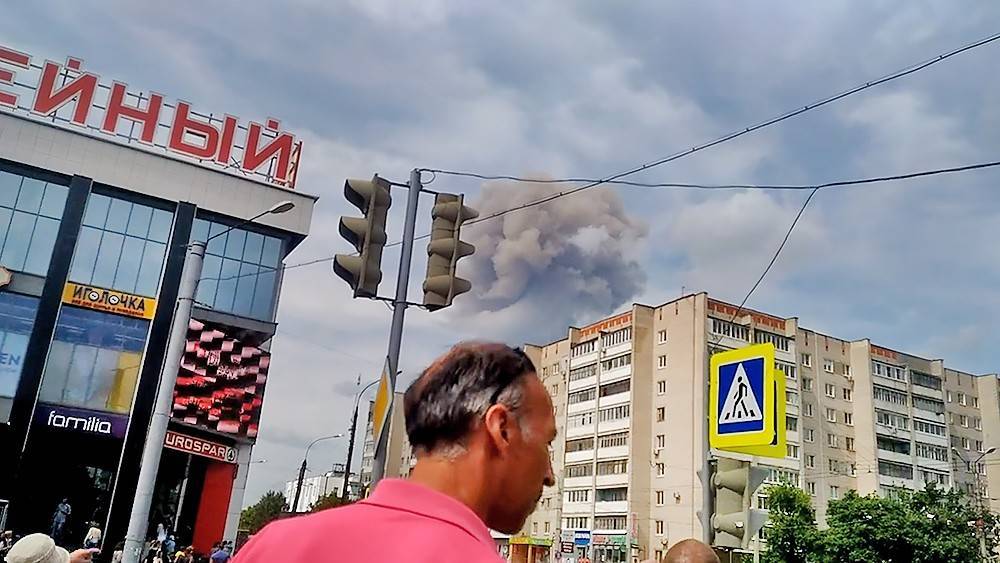 Выбиты стекла в жилых домах: последствия мощных взрывов в Дзержинске попали на видео