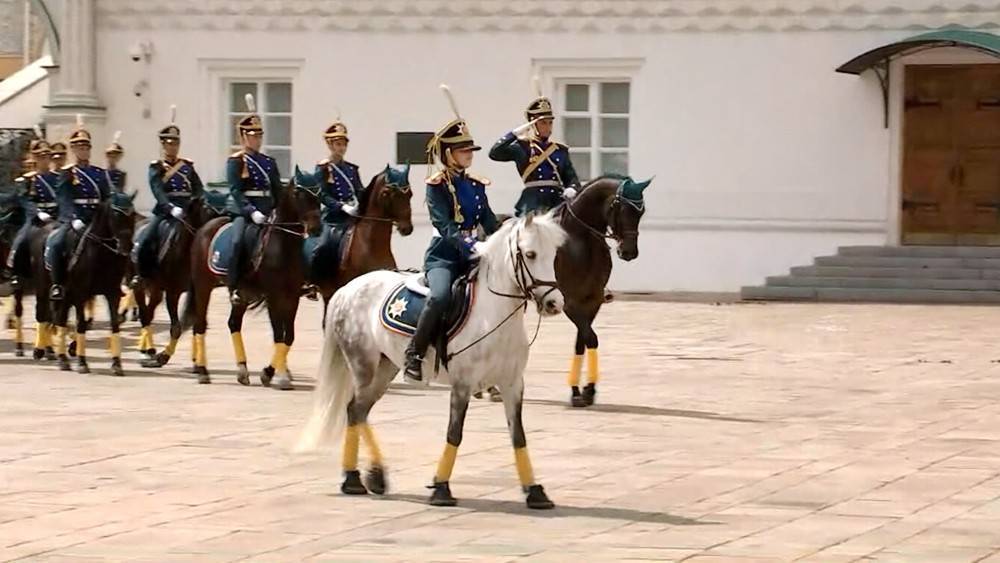 Школьницы на пони впервые участвовали в разводе караула у стен Кремля