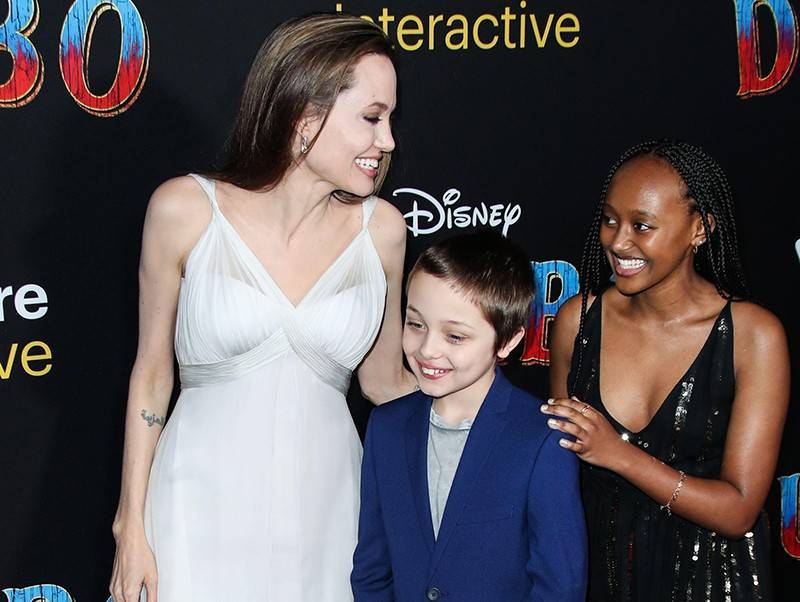 Его бьют? Странная отметина на лице 10-летнего сына Джоли взволновала народ