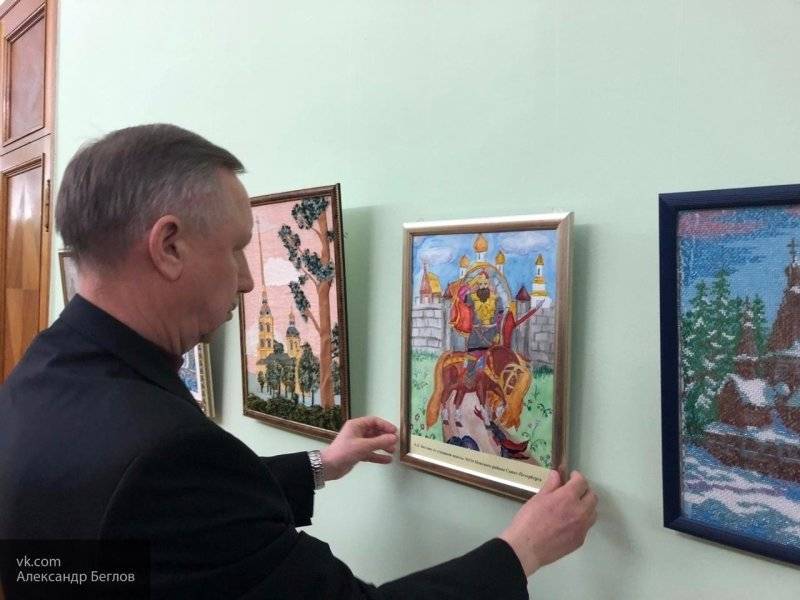 Беглов повесил подаренную школьниками картину в Смольном