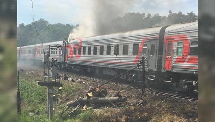 В Адыгее столкнулись автоцистерна с топливом и поезд: пострадали 15 человек