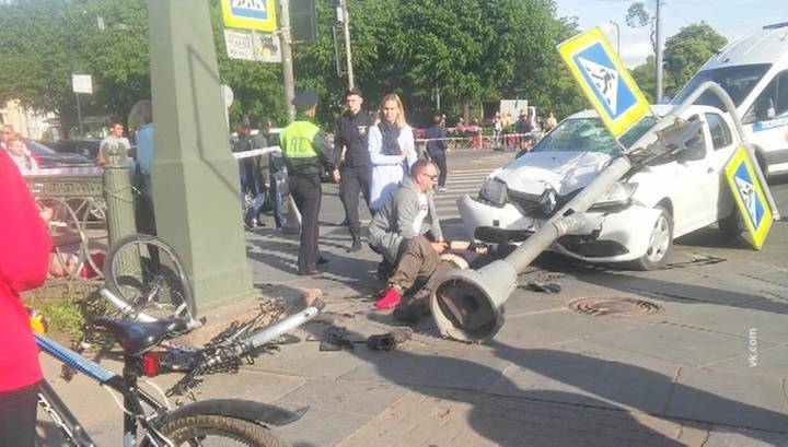 В Петербурге автомобиль выехал на тротуар. Пострадал ребенок