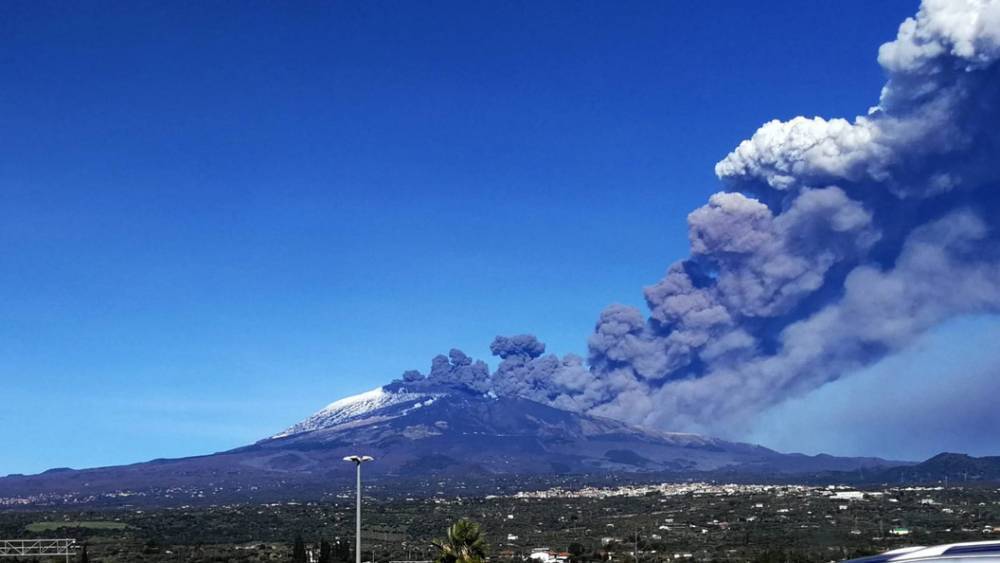 Лезут в самое жерло: Туристы снимают извержение вулкана на Сицилии