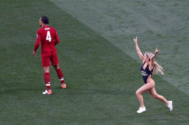 СМИ опознали девушку, выбежавшую на поле во время финала Лиги Чемпионов