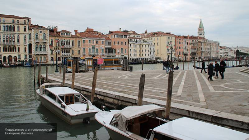 СМИ публикуют видео столкновения круизного лайнера и прогулочного судна в Венеции