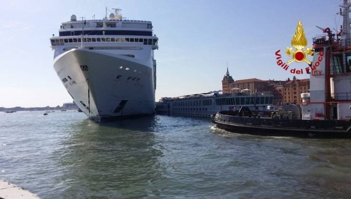 Круизный лайнер протаранил прогулочное туристическое судно в Венеции. Видео