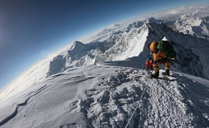 Business Insider (США): что происходит с организмом в «зоне смерти» горы Эверест, где на прошлой неделе погибли 11 человек