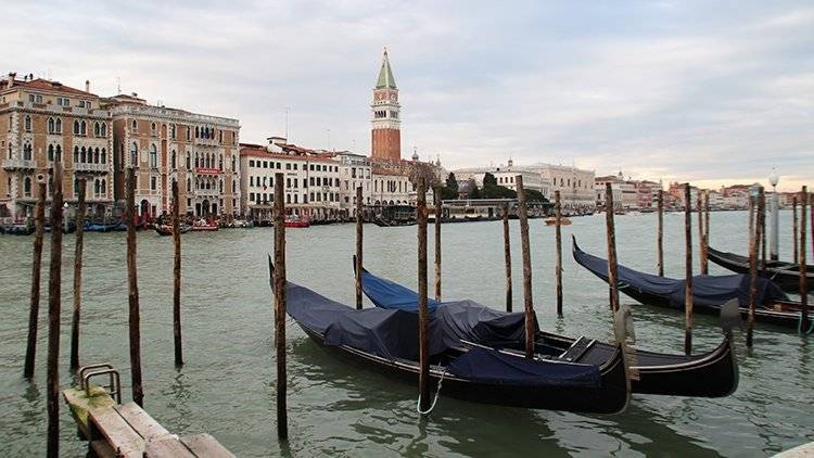 Круизный лайнер столкнулся с прогулочным катером в Венеции