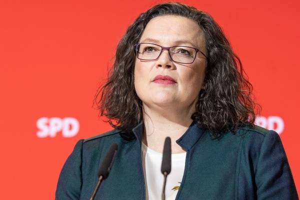 Андреа Налес уходит с постов главы партии и фракции СДПГ в бундестаге