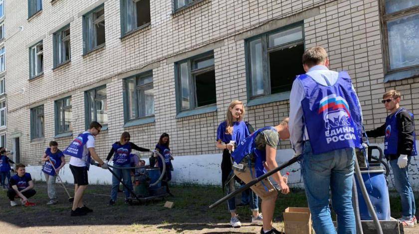 Волонтеры "Единой России" наводят порядок на месте взрывов в Дзержинске
