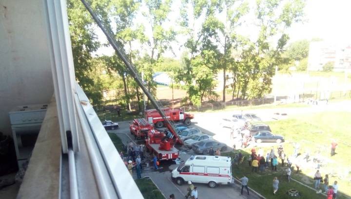 Четверо детей и пенсионер погибли во время пожара в квартире в Свердловской области
