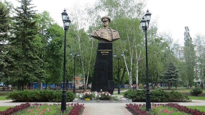 В Харькове националисты снесли бюст маршала Жукова