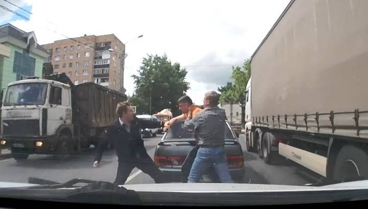 Водитель и пассажир внедорожника жестоко избили мужчину в Подмосковье. Видео