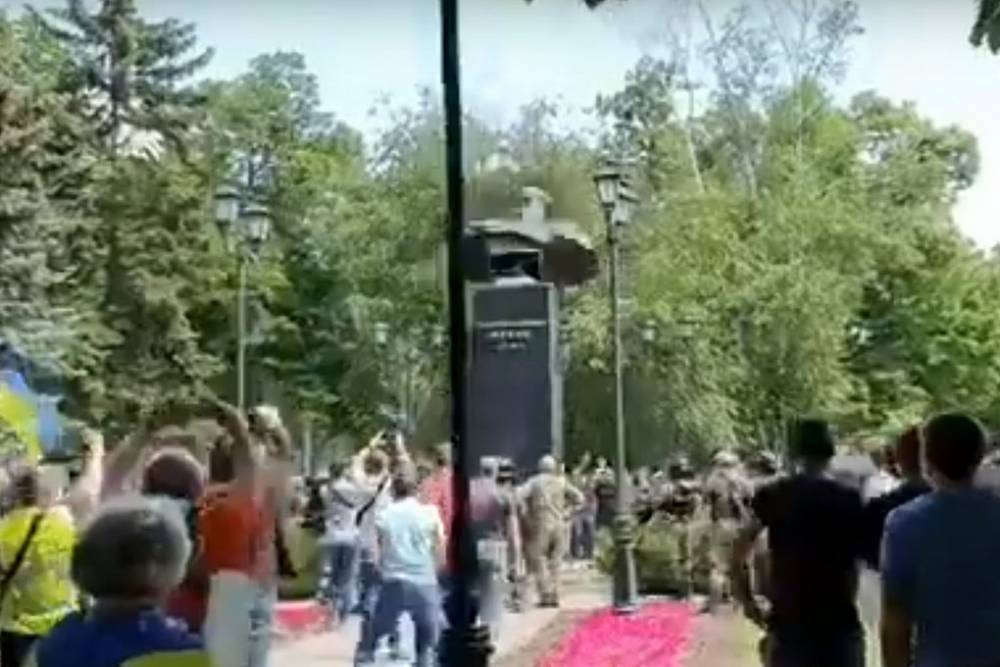 Украинские националисты в Харькове свалили памятник маршалу Жукову