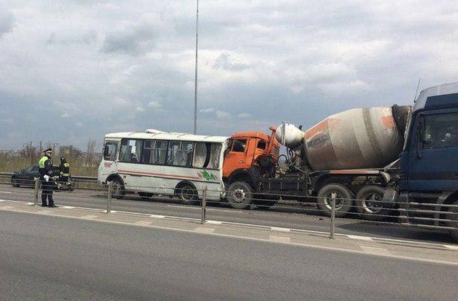 Пассажирский автобус столкнулся с грузовиком под Ростовом