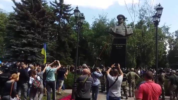 Мэр Харькова пообещал восстановить бюст Жукова, снесенный националистами