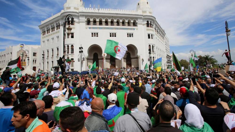 В Алжире из-за отсутствия кандидатов отложили президентские выборы