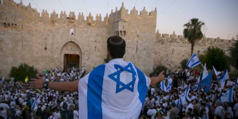 В Иерусалиме проходят традиционные танцы с флагами