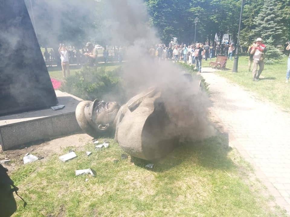 В Харькове украинские нацисты повалили бюст маршалу Жукову