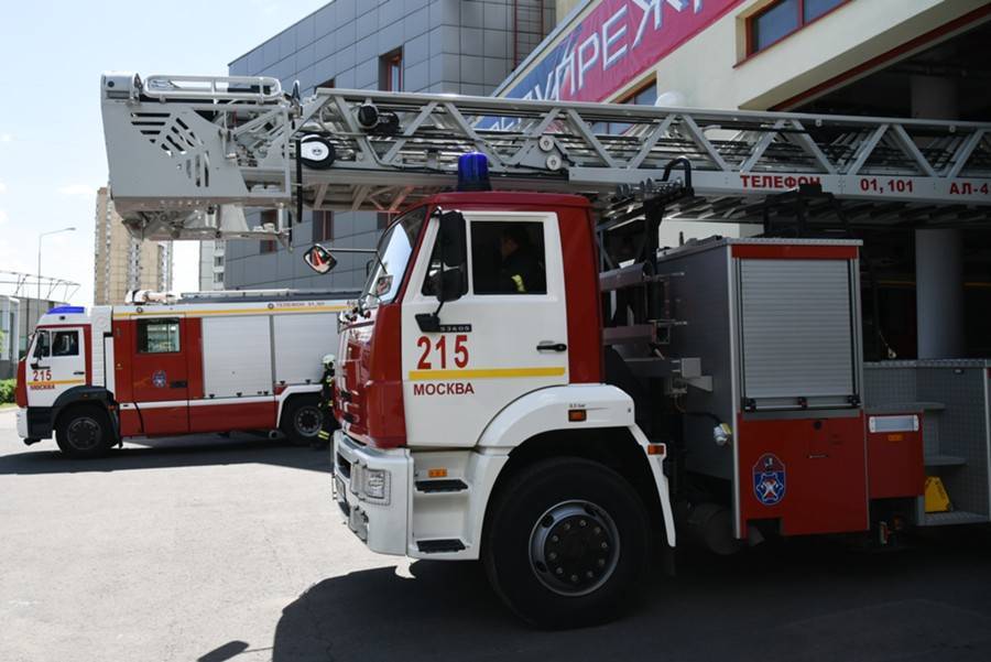 Человека спасли при пожаре в квартире на севере Москвы