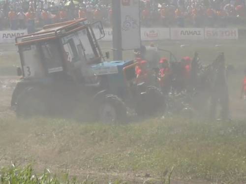 Трактор влетел в толпу журналистов в Ростовской области