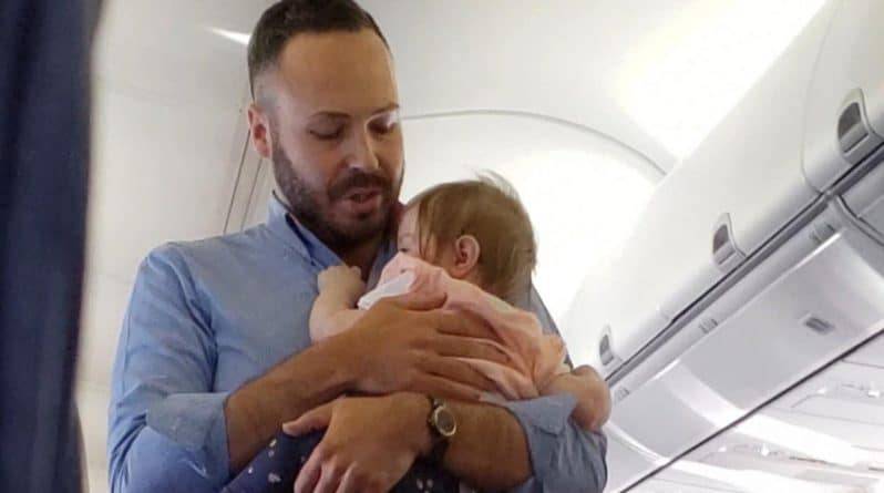 Соцсети умилились видео, на котором бортпроводник успокаивает плачущую девочку во время ее первого полета