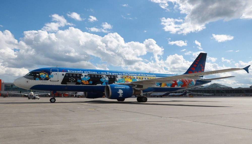 В Шереметьево прибыл первый самолет с изображениями смурфов