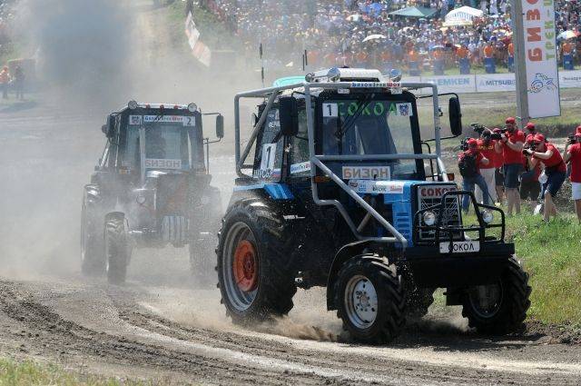 В Ростовской области во время гонки трактор влетел в толпу журналистов